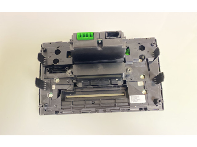 Радио/ проигрыватель CD/DVD / навигация