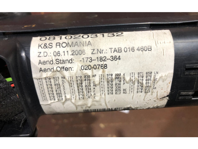 Блок предохранителей  0810203132, 1T1970923   Volkswagen Touran I    