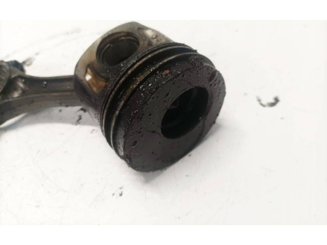 Píst Volkswagen PASSAT B5.5