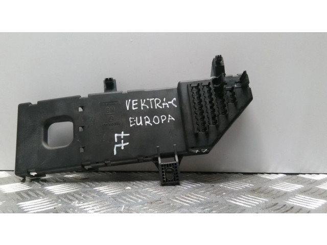 Блок предохранителей 24400590, 518721022 Opel Vectra C