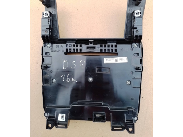 Радио/ проигрыватель CD/DVD / навигация