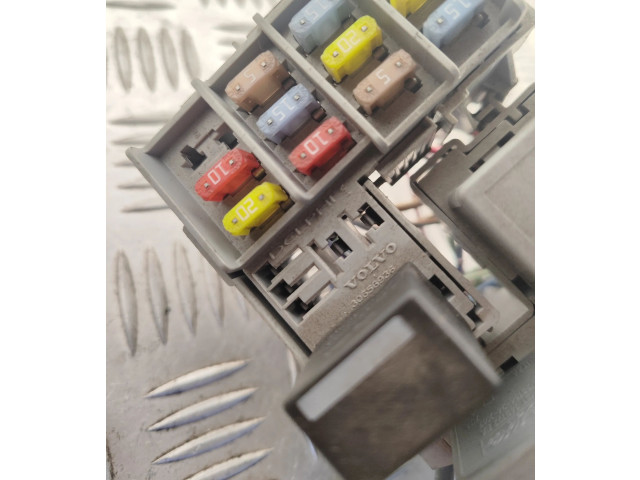 Блок предохранителей 8690698   Volvo V70    