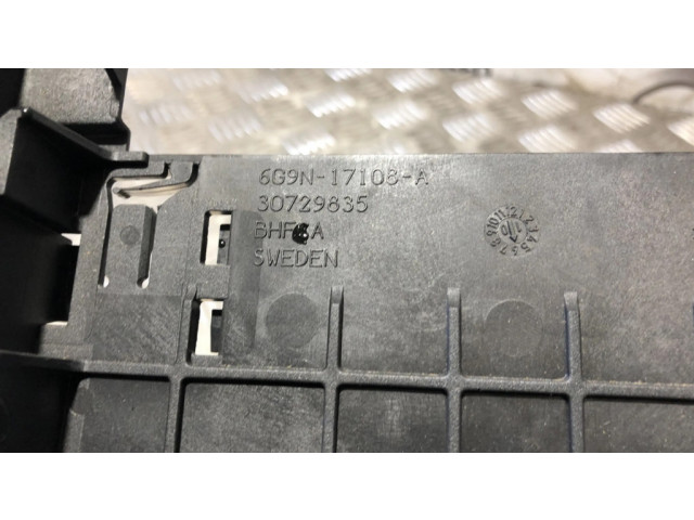 Другая деталь отсека двигателя