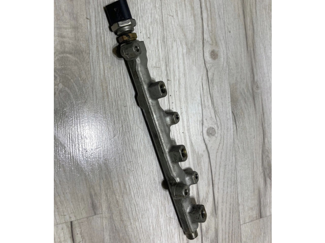 Топливная рампа 04C133320G Audi Q2 -