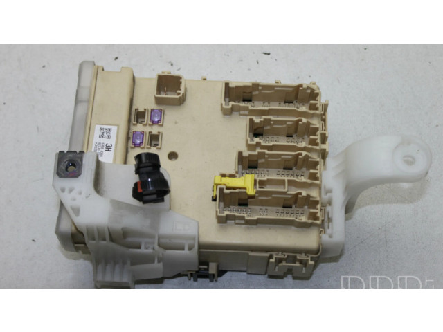 Блок предохранителей 8273012X70A Toyota Auris E180