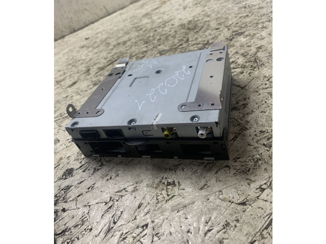 Радио/ проигрыватель CD/DVD / навигация