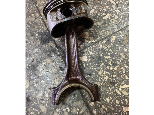 Píst 24520A Volvo XC70