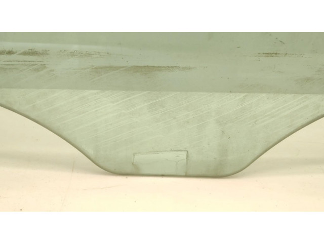 Основное стекло передних дверей (четырехдверного автомобиля)