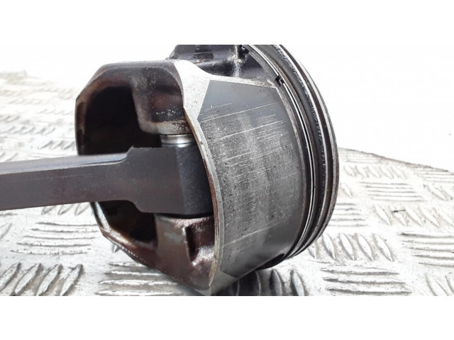 Píst    Saab 9-7X  pro benzínový motor 4.2  