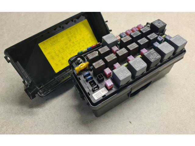 Блок предохранителей 8231009120, 06C28N SsangYong Kyron