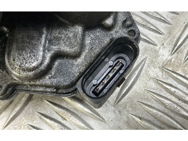 Дроссельная заслонка 03L128063AC   Audi Q3 8U