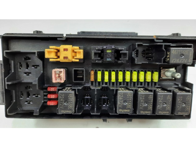 Блок предохранителей 04692087AB Jeep Commander