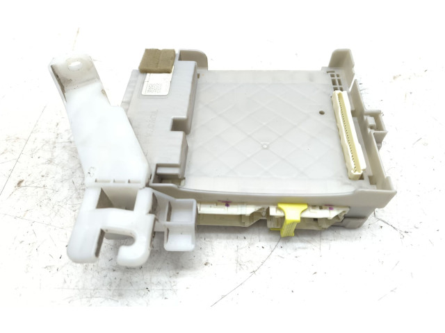 Pojistková skříňka 8273047450A Toyota Prius (XW30) 2010