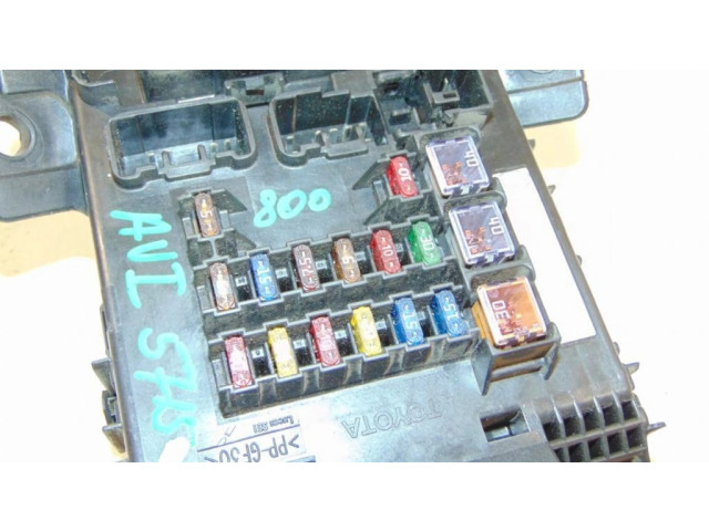 Pojistková skříňka 8273005010 Toyota Avensis T220 1998