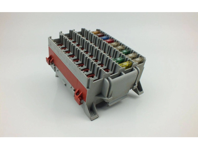 Блок предохранителей  9162439   Volvo V70    