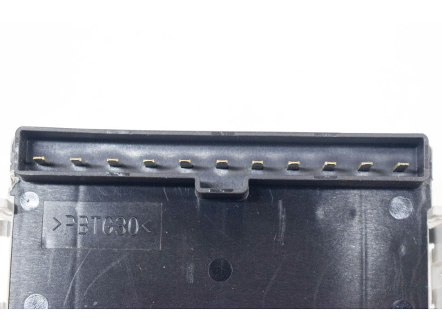 Pojistková skříňka MR515658 Mitsubishi Pajero 2002