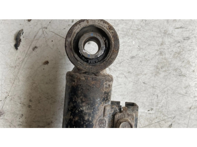 Передний амортизатор