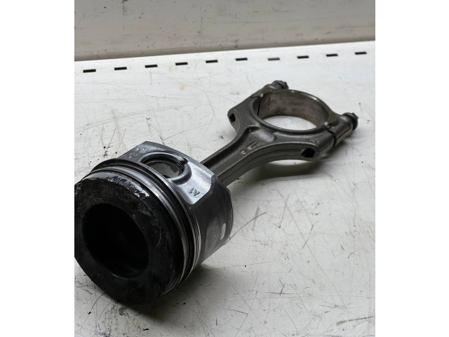 Поршень с шатуном 82L187    Volvo V40