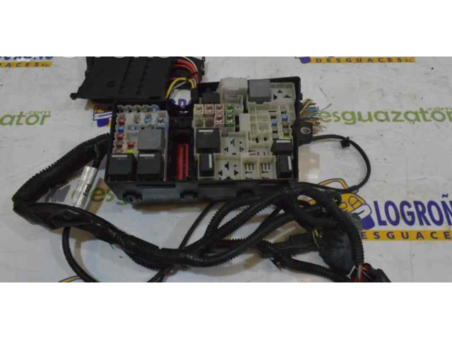 Блок предохранителей AV6T14A067AB   Ford Focus    