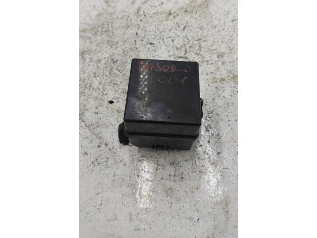 Zpětné zrcátko Mitsubishi Pajero 2001