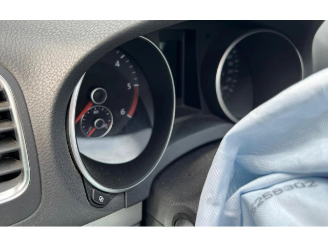 Панель приборов    Volkswagen Golf VI       