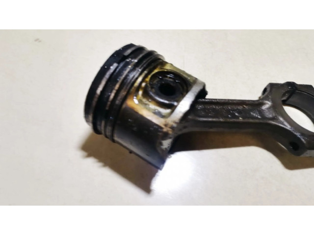 Píst Alfa Romeo 156 pro naftový motor 2.4