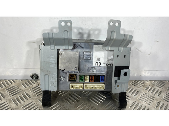 Радио/ проигрыватель CD/DVD / навигация