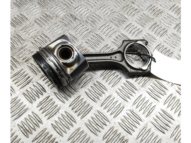  Поршень D 4204 T14 31430898, 31375187  Volvo V60  