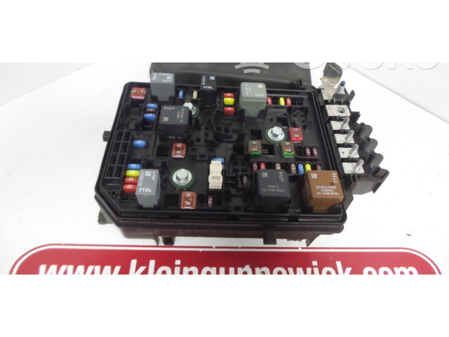 Блок предохранителей 39040852 Vauxhall Astra K