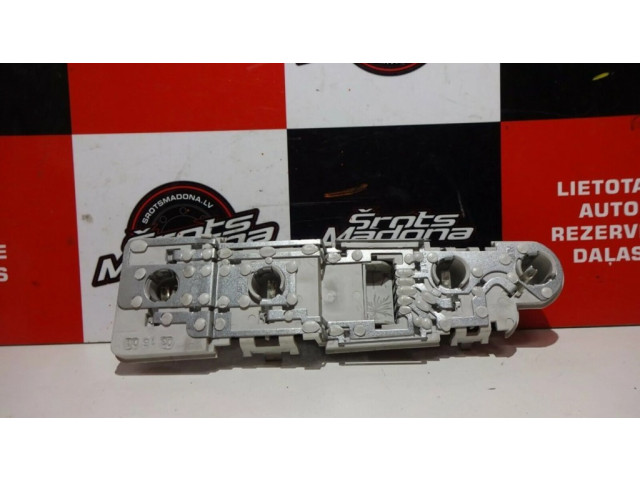 Держатель крышки лампы заднего фонаря