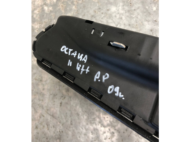 Подушка безопасности в сиденье 1K4880242D Skoda Octavia Mk2 (1Z)