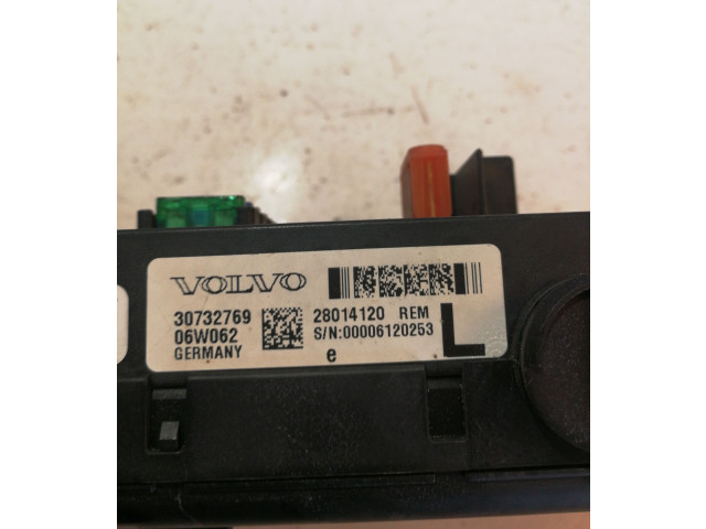 Блок предохранителей 30732769, 28014120   Volvo V70    