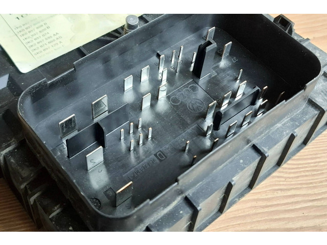   Pojistková skříňka 1K0937700B   Volkswagen Caddy 2007