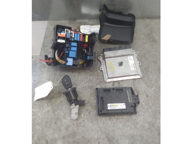 Комплект блоков управления 681037125R Dacia Sandero