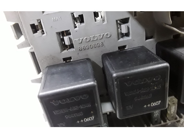 Блок предохранителей 8690698   Volvo XC90    