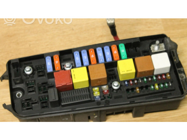 Блок предохранителей 13190370 Vauxhall Vectra C