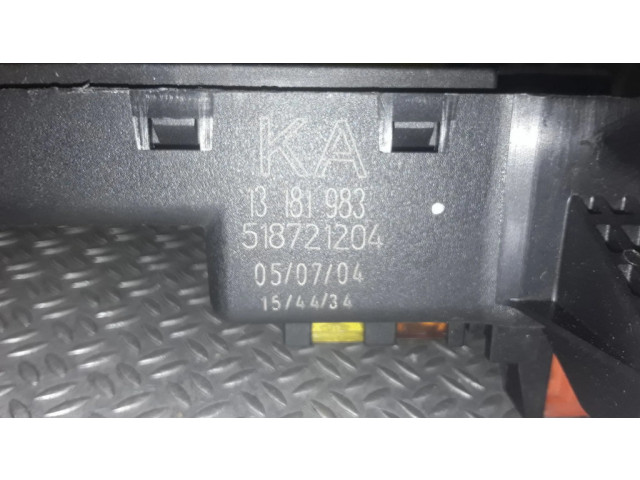 Блок предохранителей 13181983 Opel Vectra C