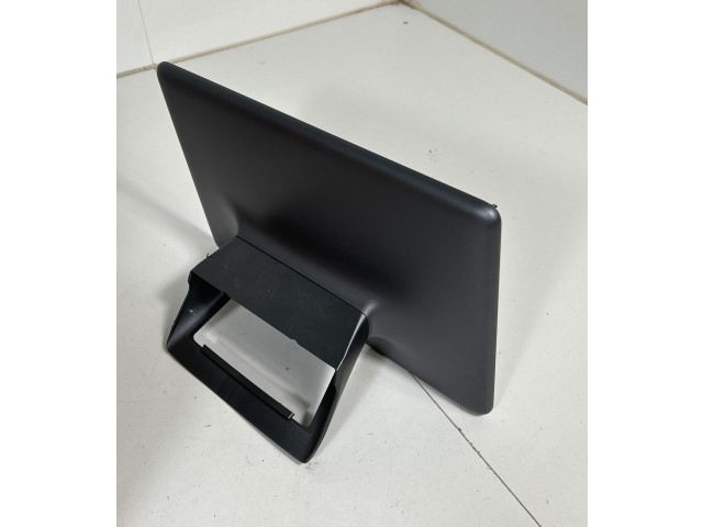 Дисплей Tesla Model Y