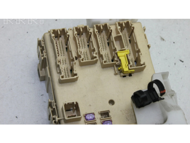 Блок предохранителей 8273012X70A Toyota Auris E180