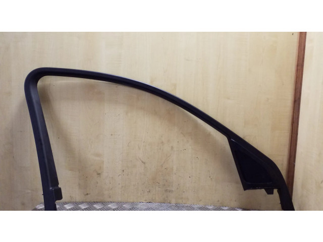 Другая деталь отделки пере́дней дверей