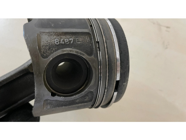Píst 8487E, 512 BMW 1 E81 E87 pro naftový motor 2.0