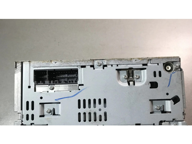 Радио/ проигрыватель CD/DVD / навигация