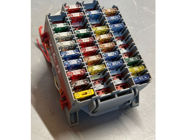 Ящик предохранителей (комплект) 9162439 Volvo V70