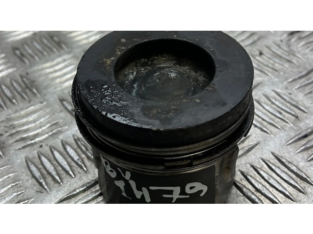 Píst 11257812585 BMW 5 F10 F11 pro naftový motor 3.0