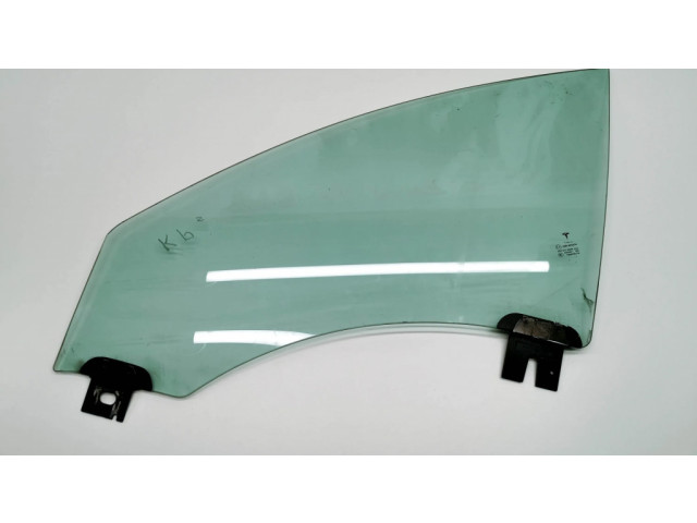 Основное стекло передних дверей (четырехдверного автомобиля)