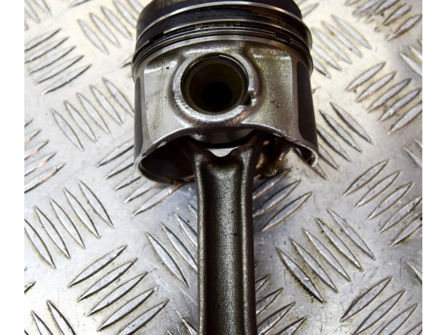 Píst 03L105401A, 03L107065J Volkswagen Golf VII pro naftový motor 1.6 CLHA