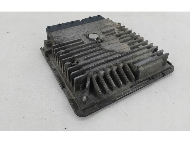 Блок управления двигателем ECU Skoda Fabia Mk2 (5J)
