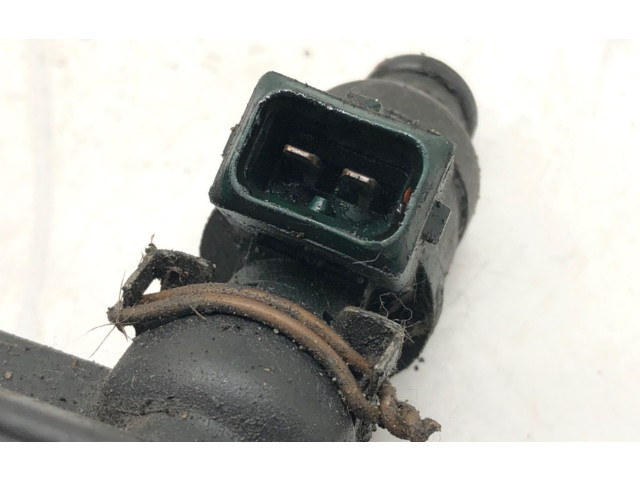 Топливная рампа 037906031AA   Volkswagen Golf IV  