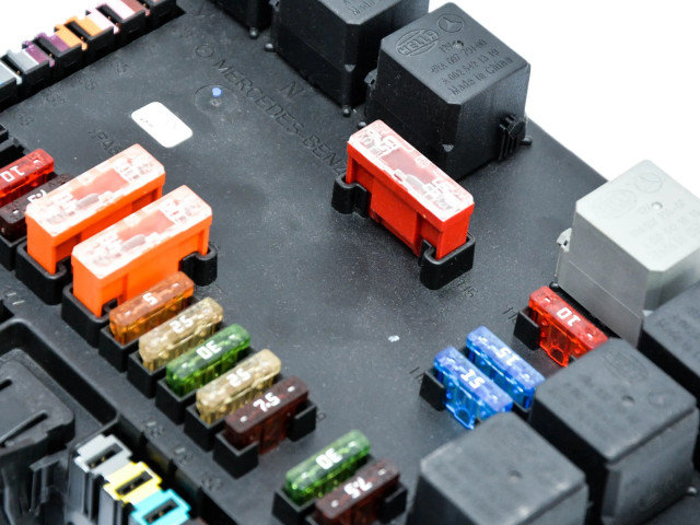 Pojistková skříňka A2219003001, A2215451401 Mercede-Benz S W221 2009