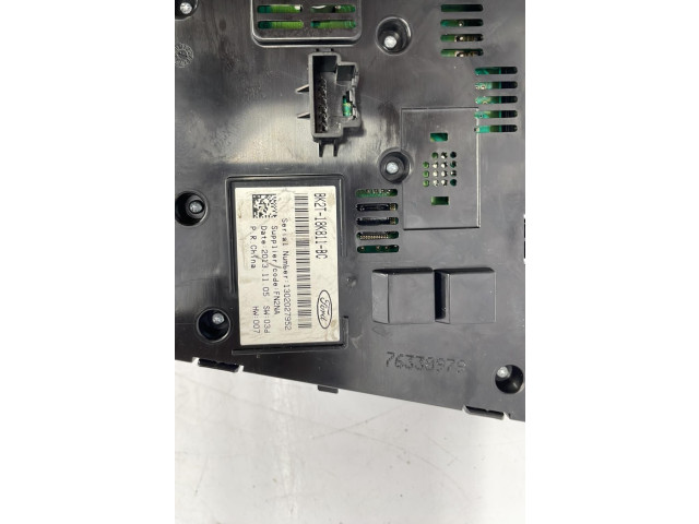 Радио/ проигрыватель CD/DVD / навигация